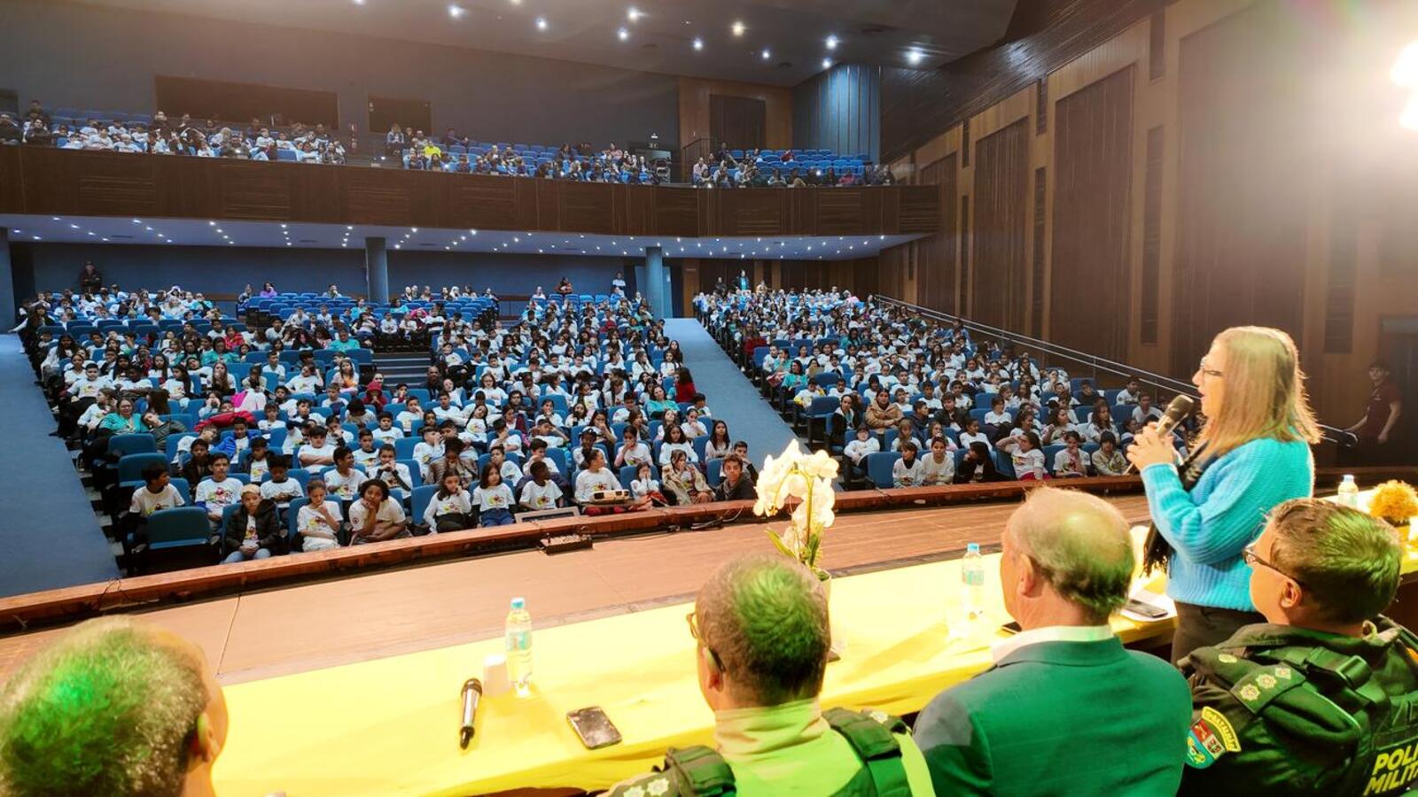Nesta terça-feira (19) cerca de 813 crianças de 13 escolas, públicas e privadas, de Toledo celebraram a formatura do Programa Educacional de Resistência às Drogas e à Violência (Proerd) no Teatro Municipal