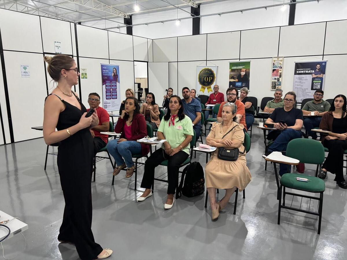 Quarto encontro do Empreende Toledo reuniu empreendedores na Agência do Trabalhador para oficina prática sobre ferramentas digitais e redes sociais