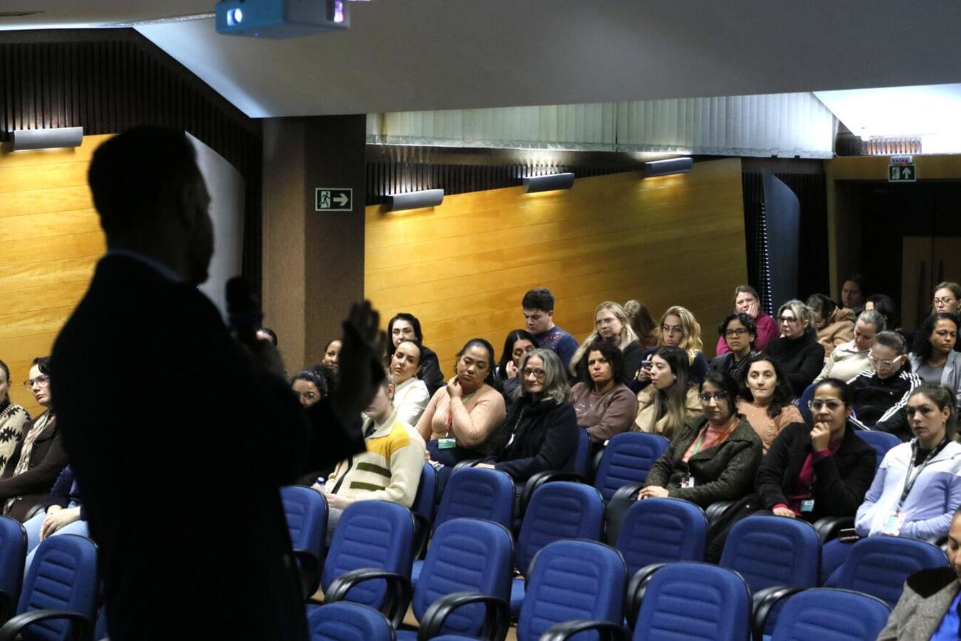 A Faculdade Assis Gurgacz (FAG) recebeu um encontro da Secretaria de Assistência Social com servidores que atuam no serviço de convivência e fortalecimento de vínculo das unidades de assistência social
