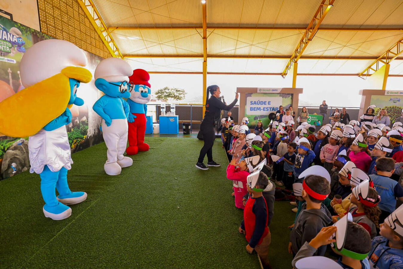 Caravana se apresentou nesta quinta-feira (21); ação educativa desenvolvida pelo Sicredi conta com a parceria com a Secretaria Municipal da Educação (Smed)
