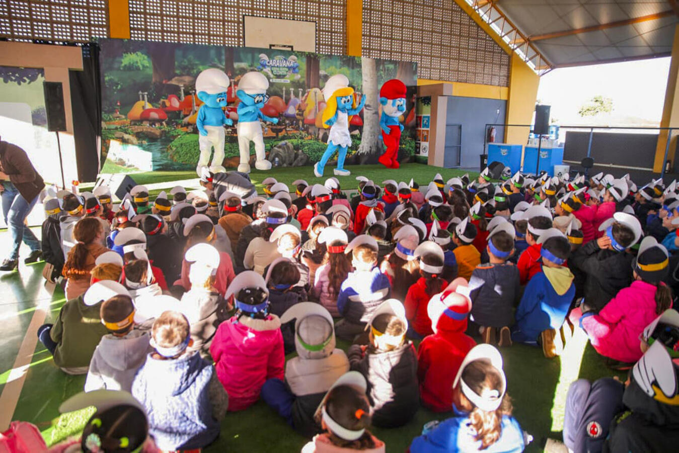 Caravana se apresentou nesta quinta-feira (21); ação educativa desenvolvida pelo Sicredi conta com a parceria com a Secretaria Municipal da Educação (Smed)