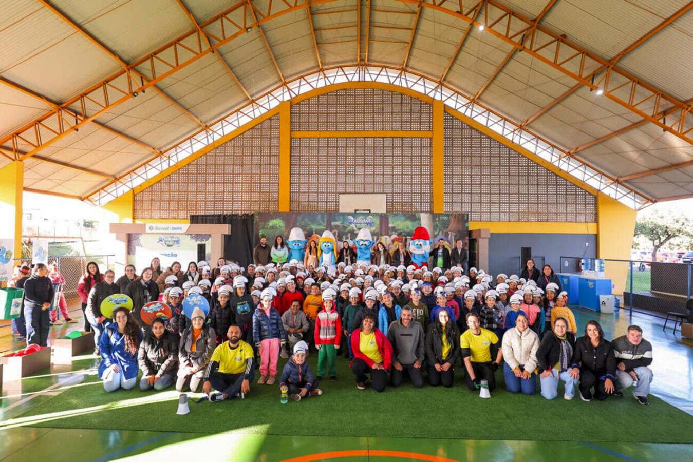 Caravana se apresentou nesta quinta-feira (21); ação educativa desenvolvida pelo Sicredi conta com a parceria com a Secretaria Municipal da Educação (Smed)
