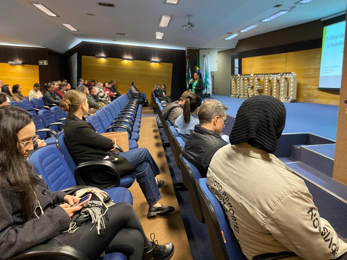 O auditório da FAG recebeu cerca de 130 servidores da Rede de Atenção Primária em Saúde de Toledo, incluindo médicos, enfermeiros, agentes comunitários de saúde, farmacêuticos, entre outros
