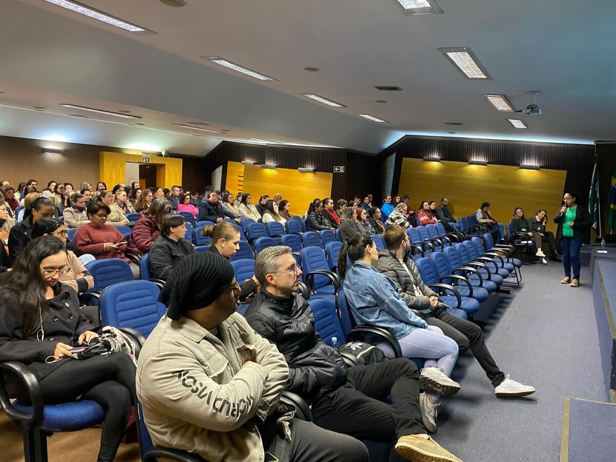 O auditório da FAG recebeu cerca de 130 servidores da Rede de Atenção Primária em Saúde de Toledo, incluindo médicos, enfermeiros, agentes comunitários de saúde, farmacêuticos, entre outros