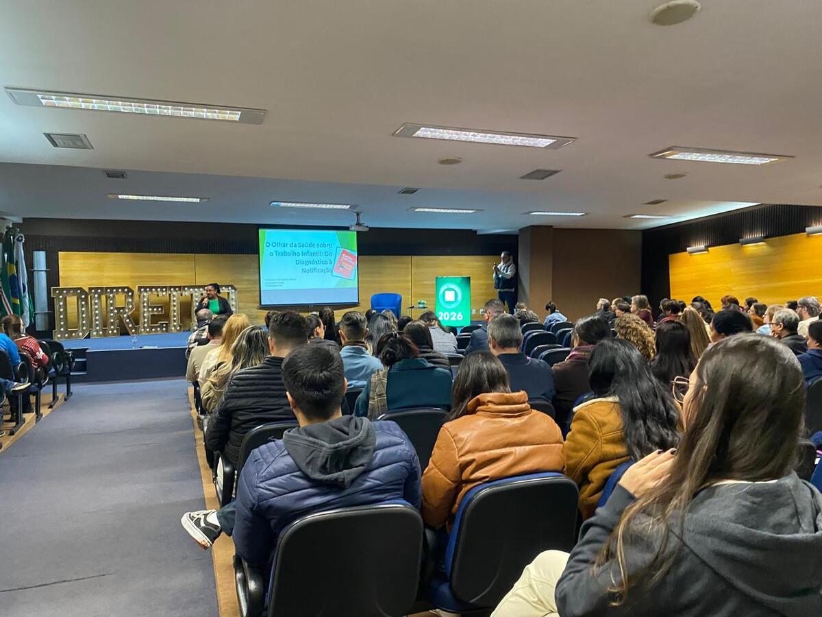 O auditório da FAG recebeu cerca de 130 servidores da Rede de Atenção Primária em Saúde de Toledo, incluindo médicos, enfermeiros, agentes comunitários de saúde, farmacêuticos, entre outros
