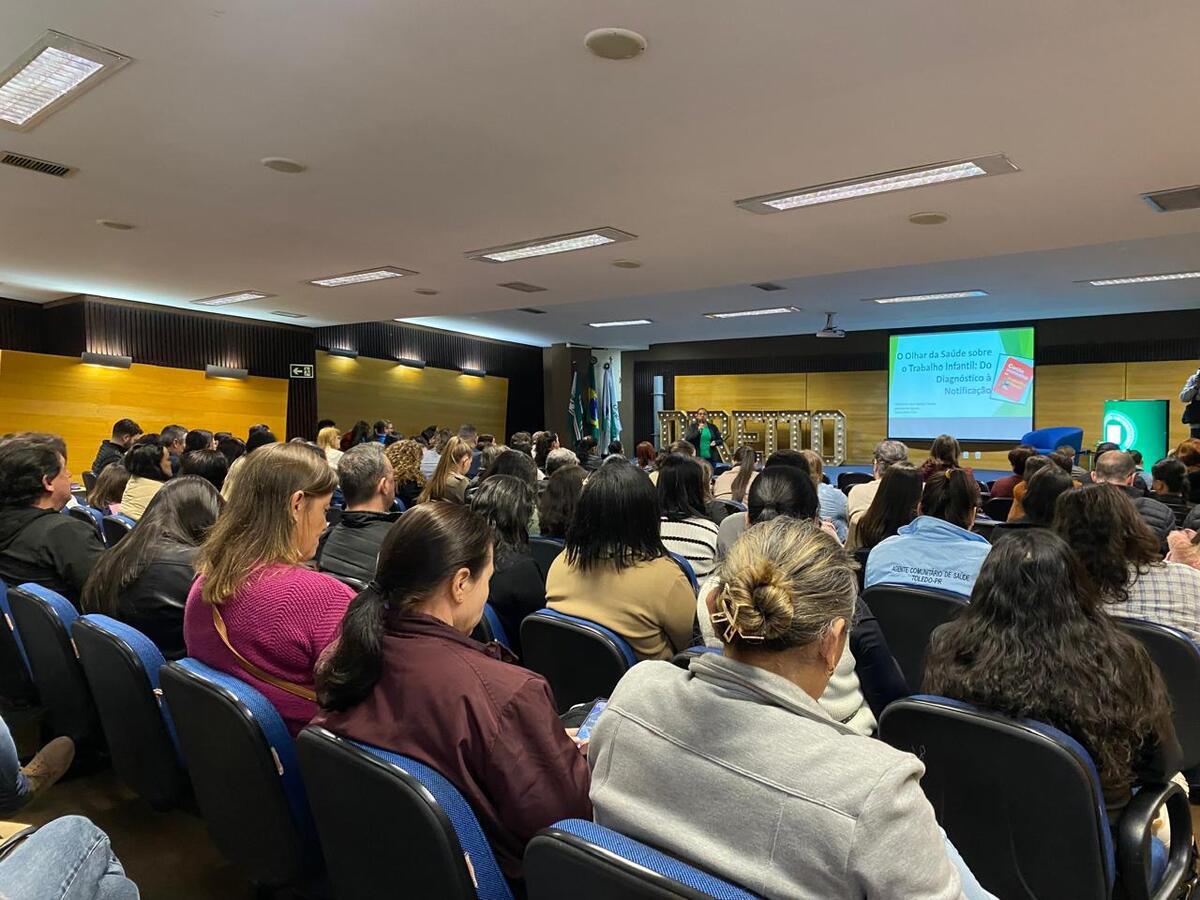 O auditório da FAG recebeu cerca de 130 servidores da Rede de Atenção Primária em Saúde de Toledo, incluindo médicos, enfermeiros, agentes comunitários de saúde, farmacêuticos, entre outros