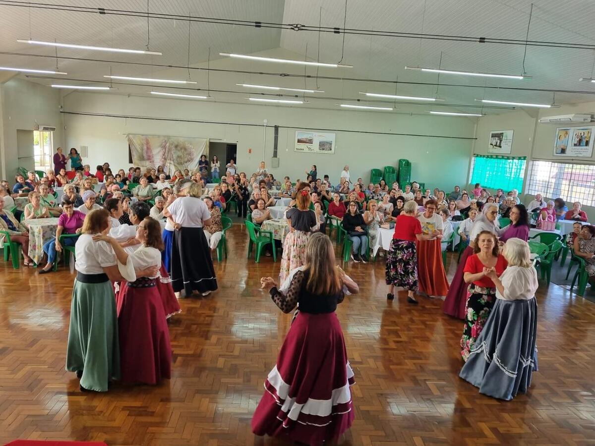 Atividades reuniram participantes dos espaços na Pioneiro e Coopagro nesta quinta-feira (7), com programação cultural e distribuição de brindes