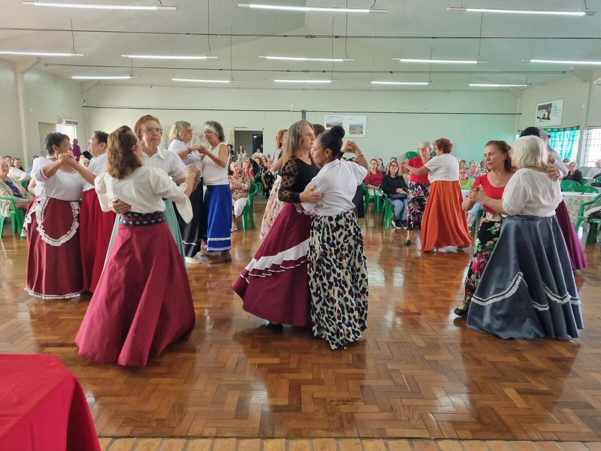 Atividades reuniram participantes dos espaços na Pioneiro e Coopagro nesta quinta-feira (7), com programação cultural e distribuição de brindes