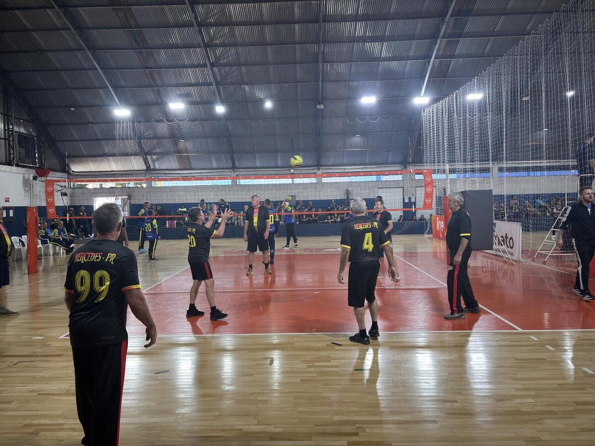 Competição de vôlei câmbio reuniu participantes 60+ no Ginásio de Esportes Hugo Zeni