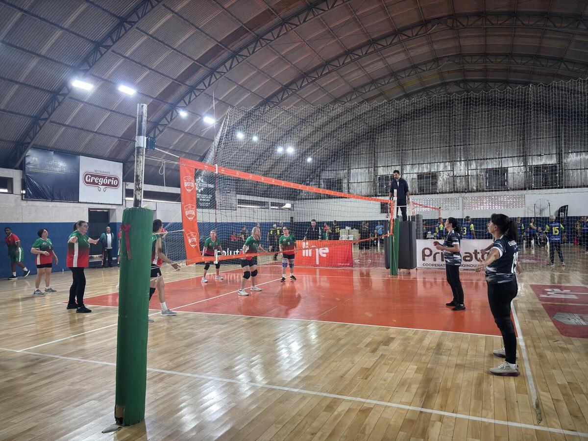 Competição de vôlei câmbio reuniu participantes 60+ no Ginásio de Esportes Hugo Zeni