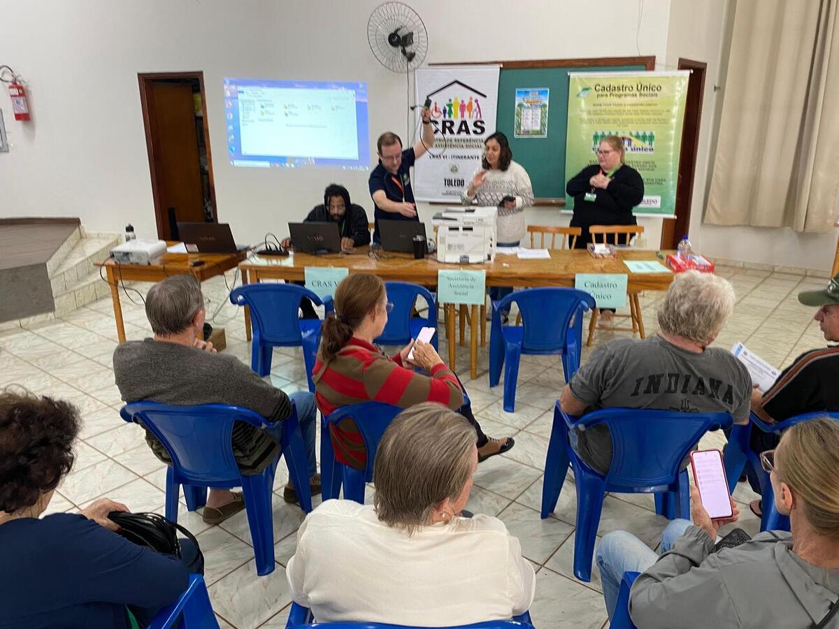 Na manhã desta quarta-feira (27) o distrito de Novo Sarandi recebeu mais uma edição da ação comunitária organizada pela Secretaria de Assistência Social, que visa descentralizar serviços públicos
