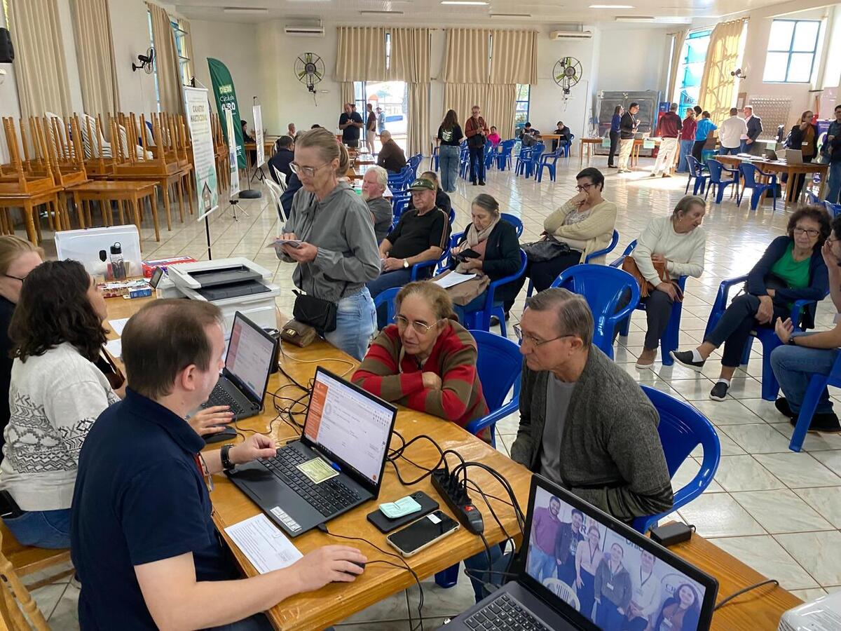 Na manhã desta quarta-feira (27) o distrito de Novo Sarandi recebeu mais uma edição da ação comunitária organizada pela Secretaria de Assistência Social, que visa descentralizar serviços públicos