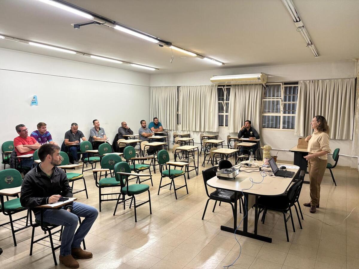 Motoristas e operadores de máquinas aprimoram habilidades interpessoais e de escuta ativa para um atendimento público mais eficiente