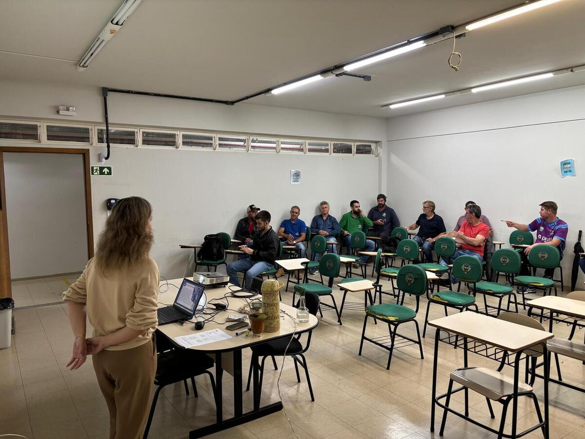 Motoristas e operadores de máquinas aprimoram habilidades interpessoais e de escuta ativa para um atendimento público mais eficiente