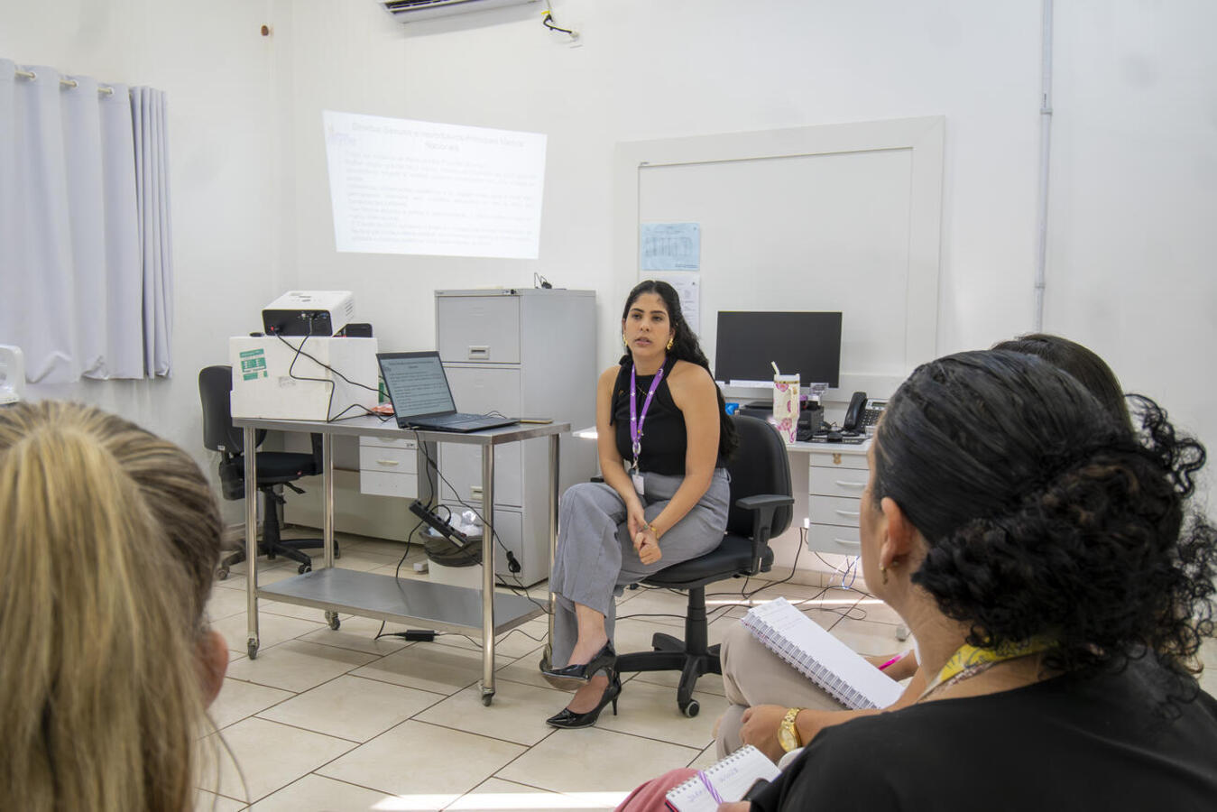 O implante contraceptivo subdérmico de longa duração está sendo apresentado aos enfermeiros do município por meio de uma capacitação