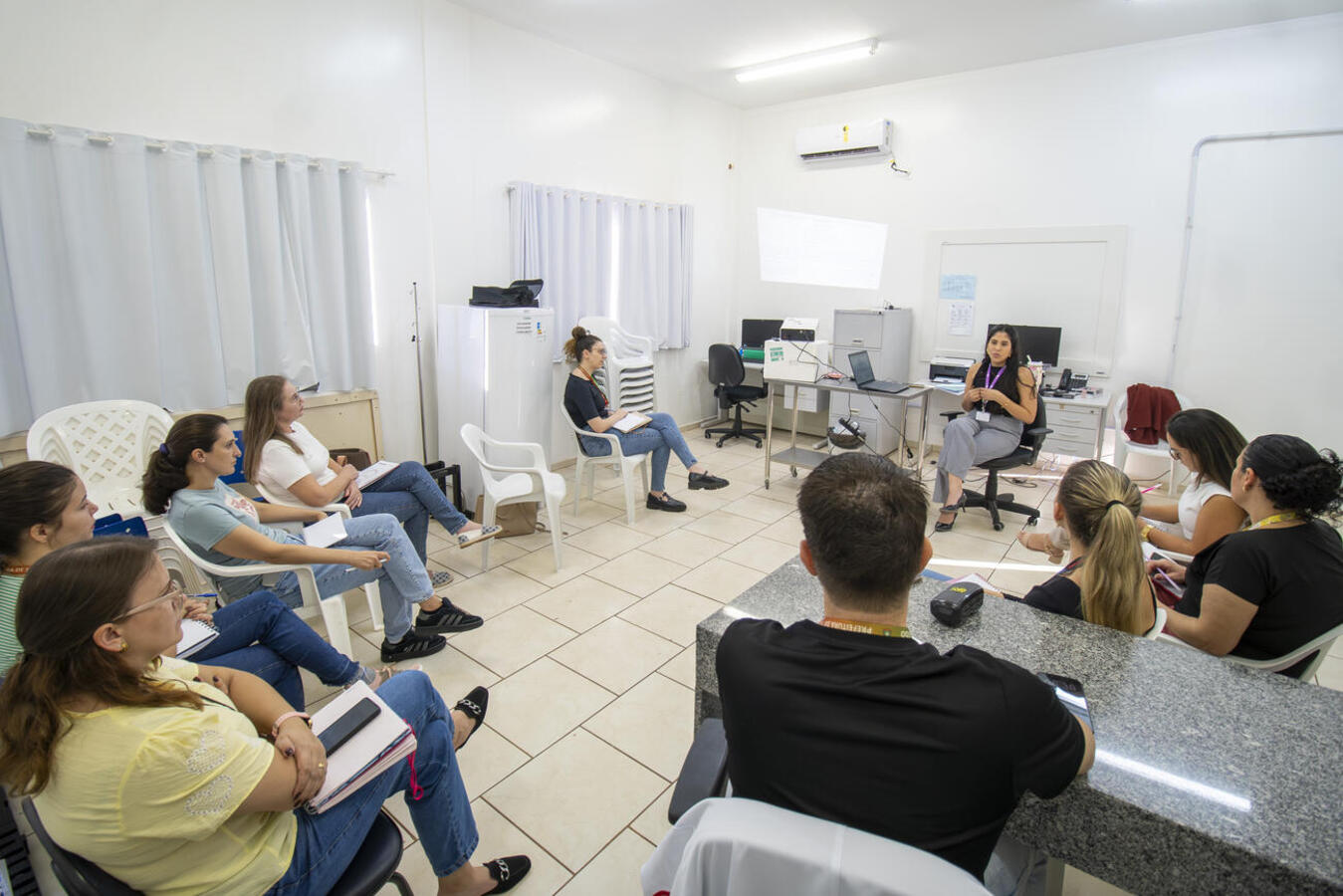 O implante contraceptivo subdérmico de longa duração está sendo apresentado aos enfermeiros do município por meio de uma capacitação