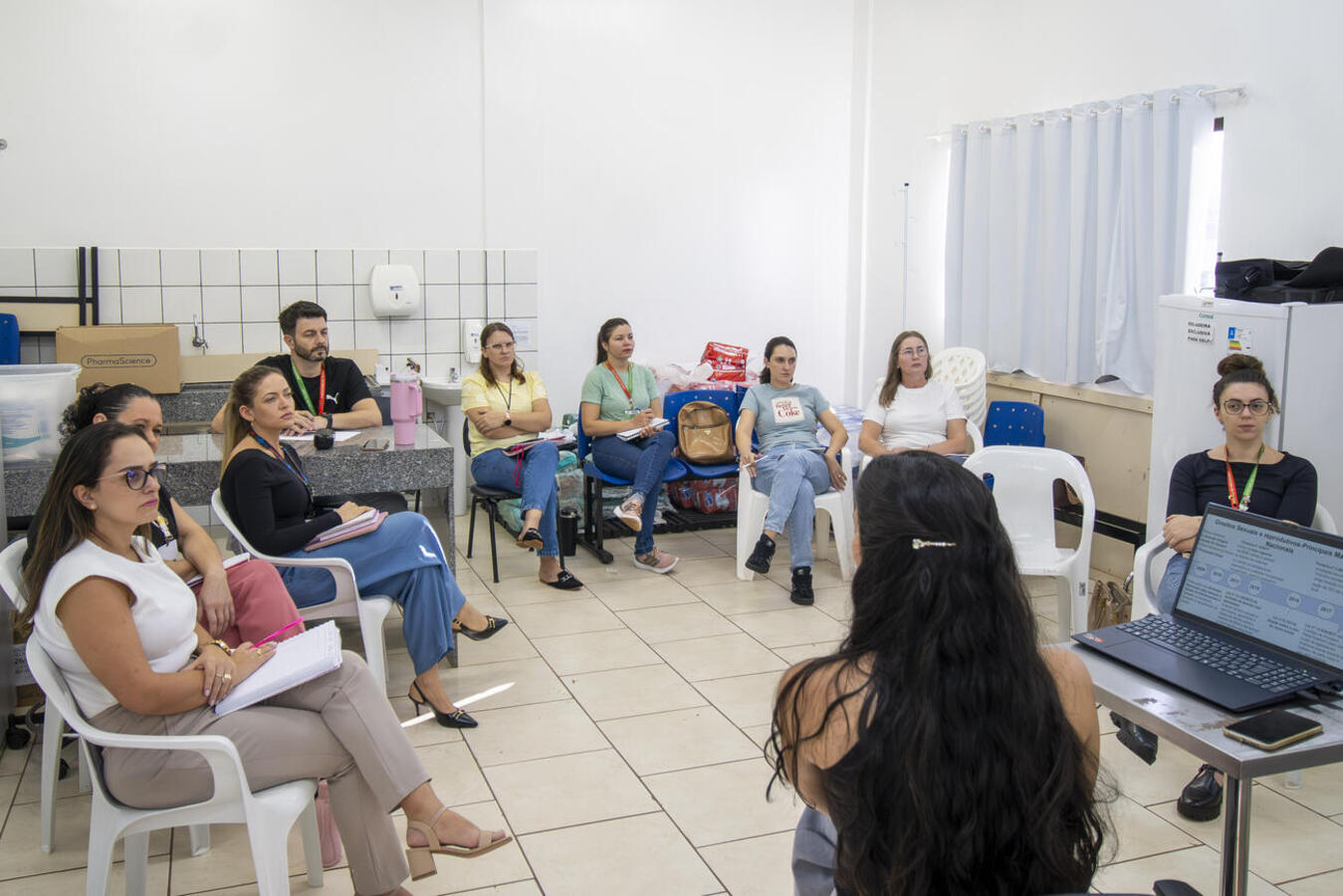 O implante contraceptivo subdérmico de longa duração está sendo apresentado aos enfermeiros do município por meio de uma capacitação