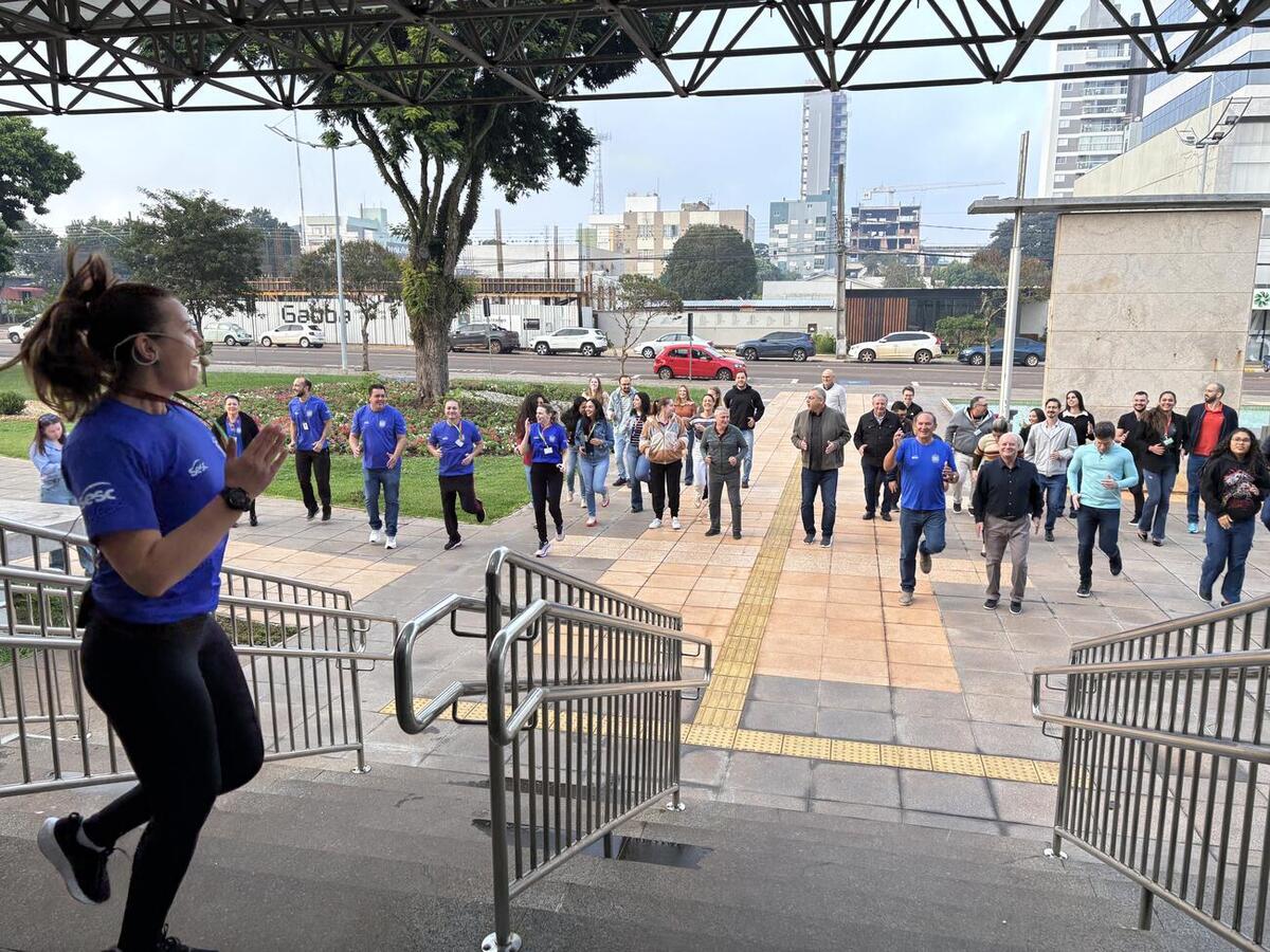 Ação promovida na manhã desta quarta-feira (27) pelo Sesc/PR contou com atividade física conduzida pela equipe da Secretaria de Esportes e Lazer