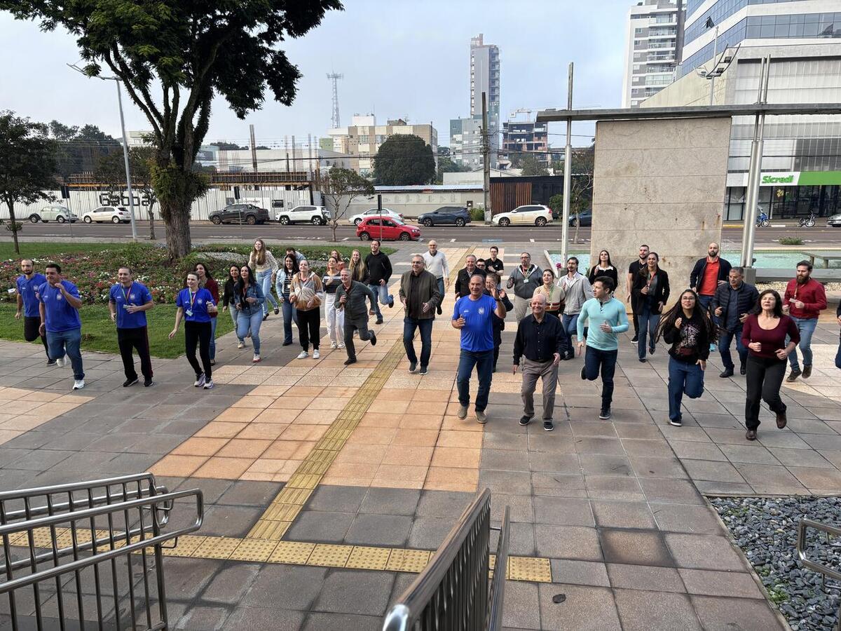 Ação promovida na manhã desta quarta-feira (27) pelo Sesc/PR contou com atividade física conduzida pela equipe da Secretaria de Esportes e Lazer