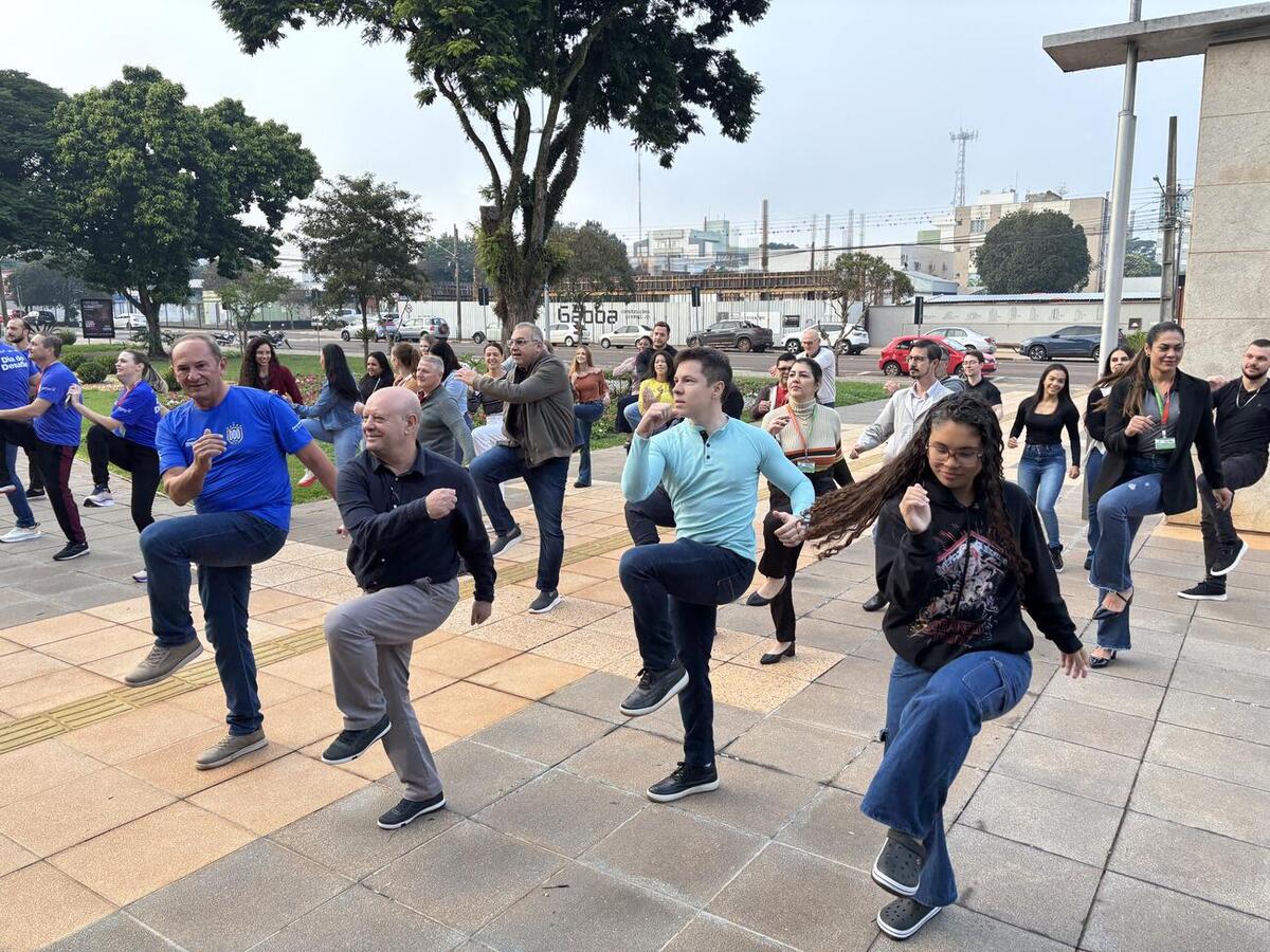 Ação promovida na manhã desta quarta-feira (27) pelo Sesc/PR contou com atividade física conduzida pela equipe da Secretaria de Esportes e Lazer