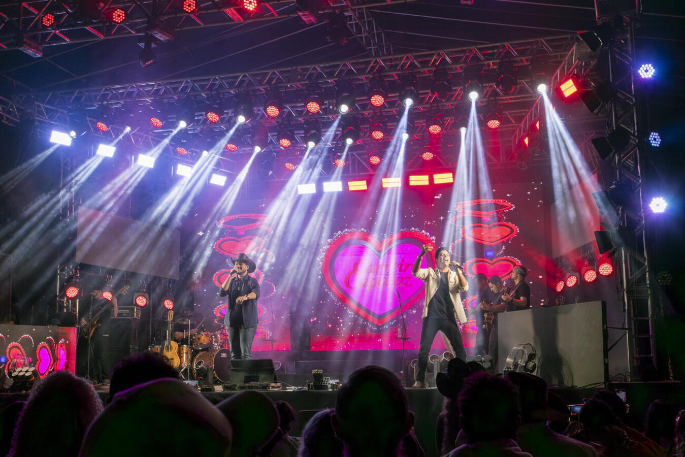 Evento realizado no dia 1° de maio reuniu cerca de 8 mil pessoas que celebraram e acompanharam shows de Kauan Delucci e da dupla Carreiro e Capataz