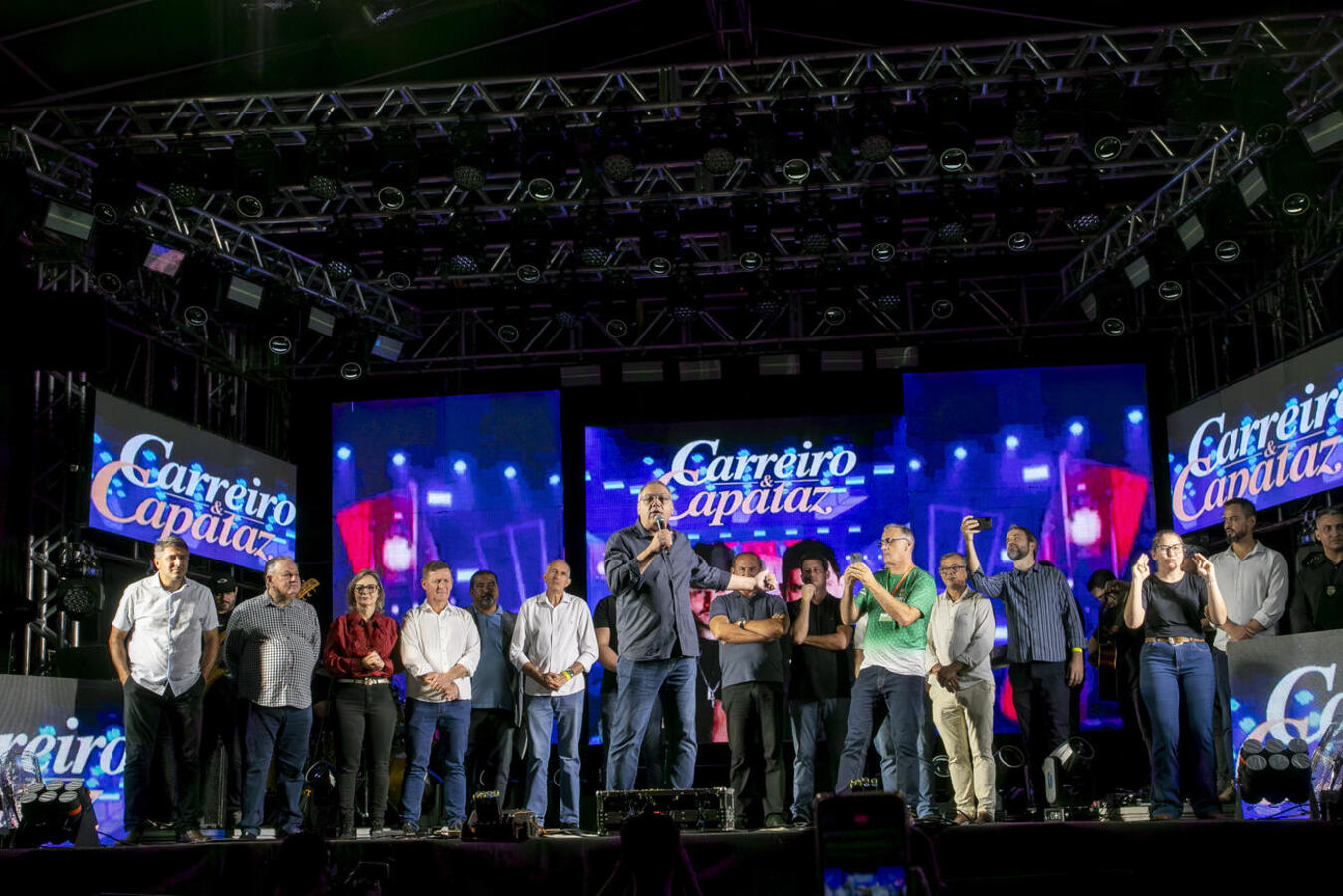 Evento realizado no dia 1° de maio reuniu cerca de 8 mil pessoas que celebraram e acompanharam shows de Kauan Delucci e da dupla Carreiro e Capataz