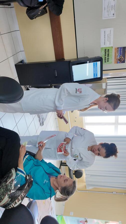 Em parceria com a Secretaria de Saúde, iniciativa aborda riscos da automedicação e descarte adequado para pacientes do SUS em farmácias municipais