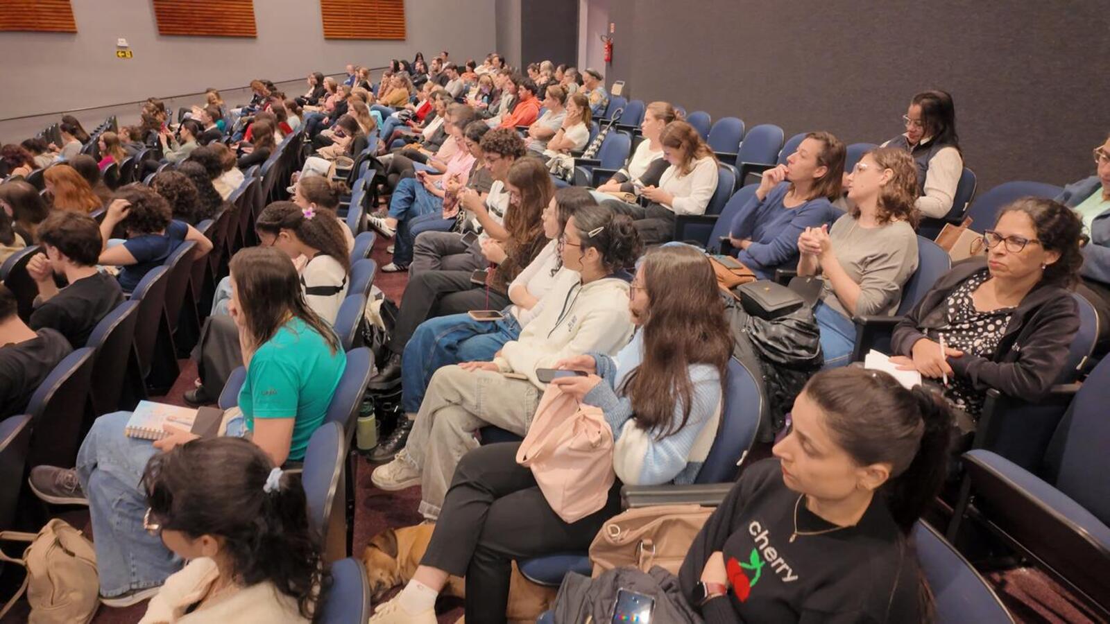A Universidade Estadual do Oeste do Paraná (Unioeste) sediou uma ação em alusão ao Maio Furta-Cor, campanha de conscientização sobre a saúde mental materna