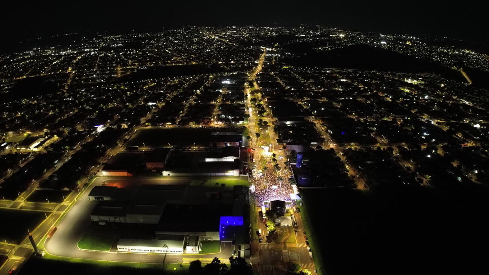 Evento realizado no dia 1° de maio reuniu cerca de 8 mil pessoas que celebraram e acompanharam shows de Kauan Delucci e da dupla Carreiro e Capataz