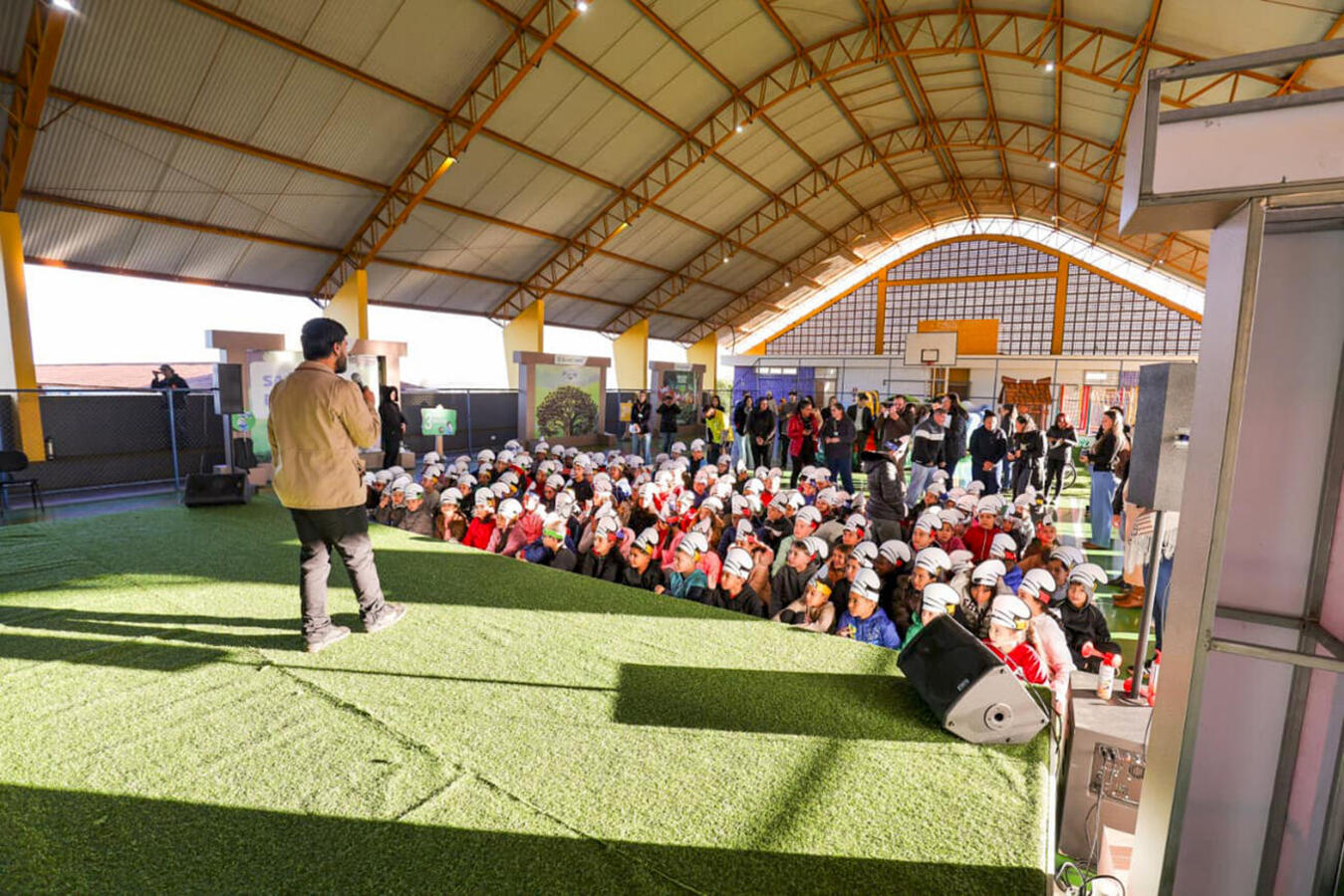 Caravana se apresentou nesta quinta-feira (21); ação educativa desenvolvida pelo Sicredi conta com a parceria com a Secretaria Municipal da Educação (Smed)