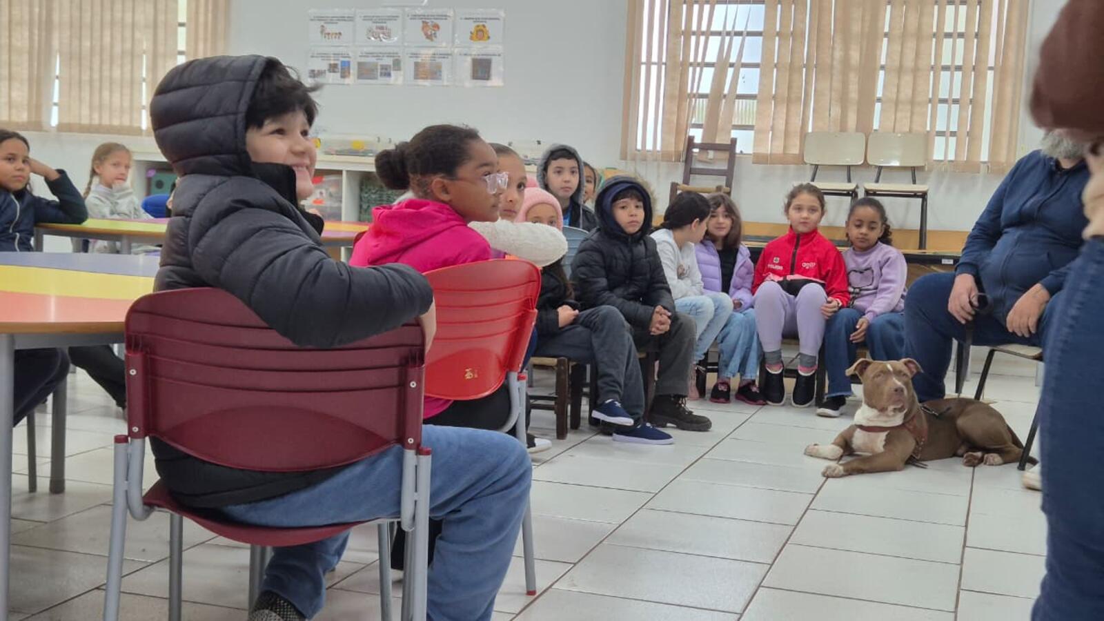 Com participação do Pitbull “Brutinhos”, programa leva conhecimento sobre castração, vacinação e abandono animal para crianças de primeiro a quinto ano