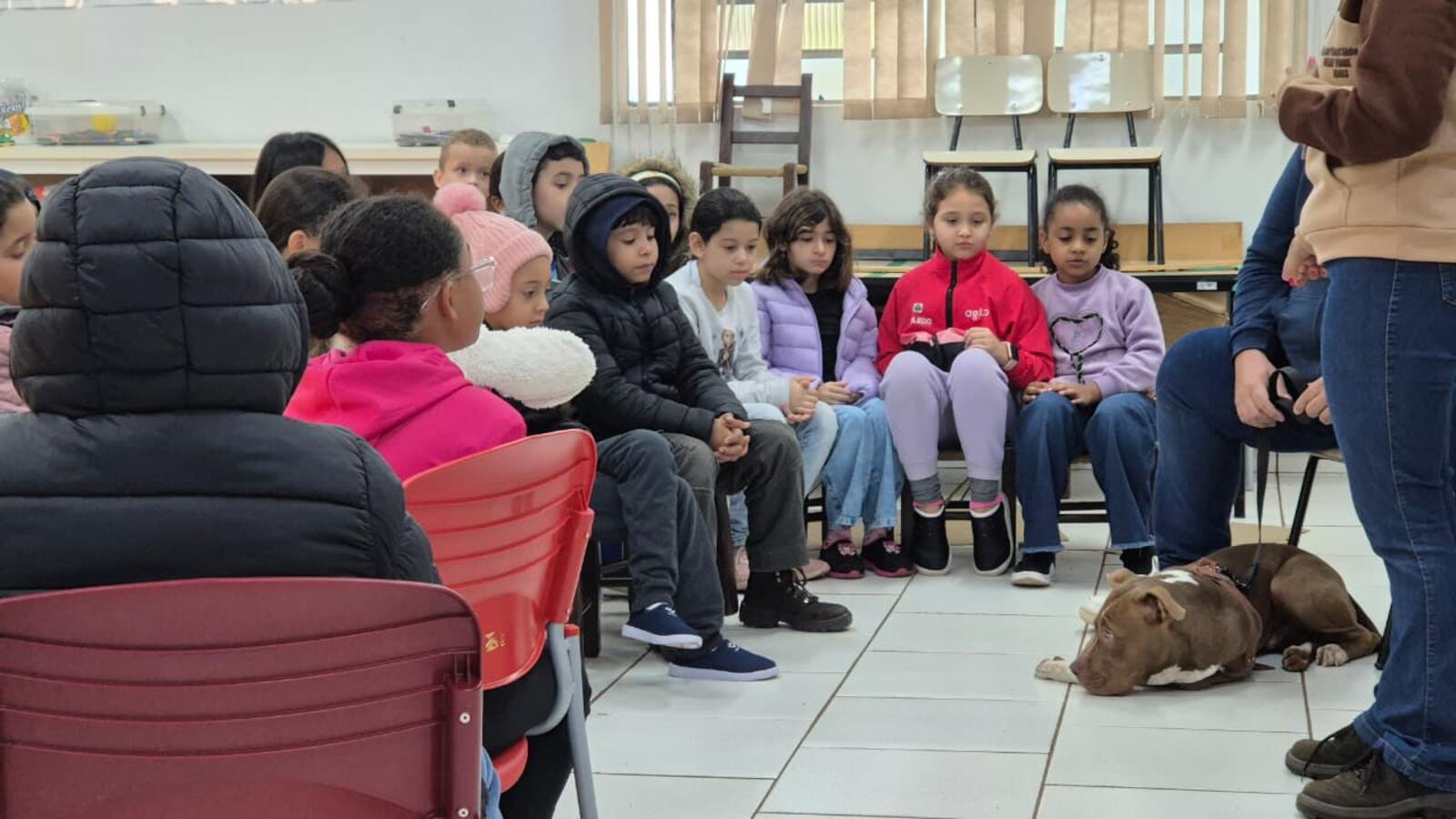 Com participação do Pitbull “Brutinhos”, programa leva conhecimento sobre castração, vacinação e abandono animal para crianças de primeiro a quinto ano
