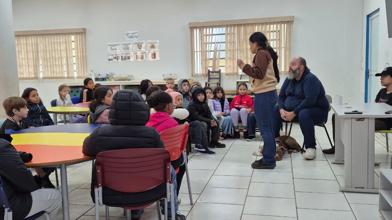 Com participação do Pitbull “Brutinhos”, programa leva conhecimento sobre castração, vacinação e abandono animal para crianças de primeiro a quinto ano