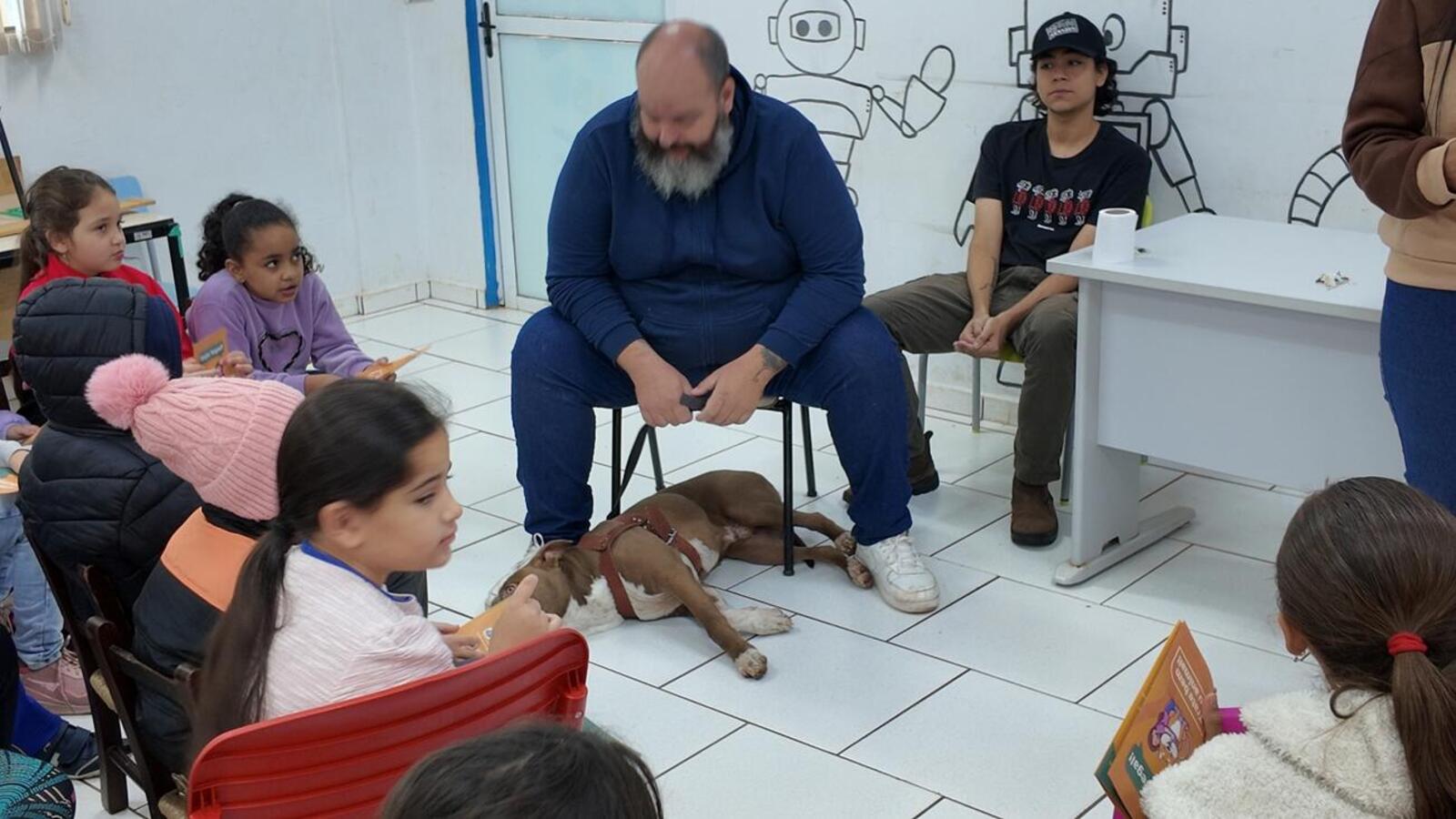 Com participação do Pitbull “Brutinhos”, programa leva conhecimento sobre castração, vacinação e abandono animal para crianças de primeiro a quinto ano