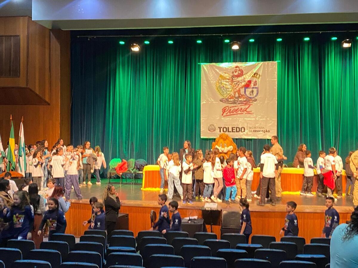 Nesta terça-feira (19) cerca de 813 crianças de 13 escolas, públicas e privadas, de Toledo celebraram a formatura do Programa Educacional de Resistência às Drogas e à Violência (Proerd) no Teatro Municipal