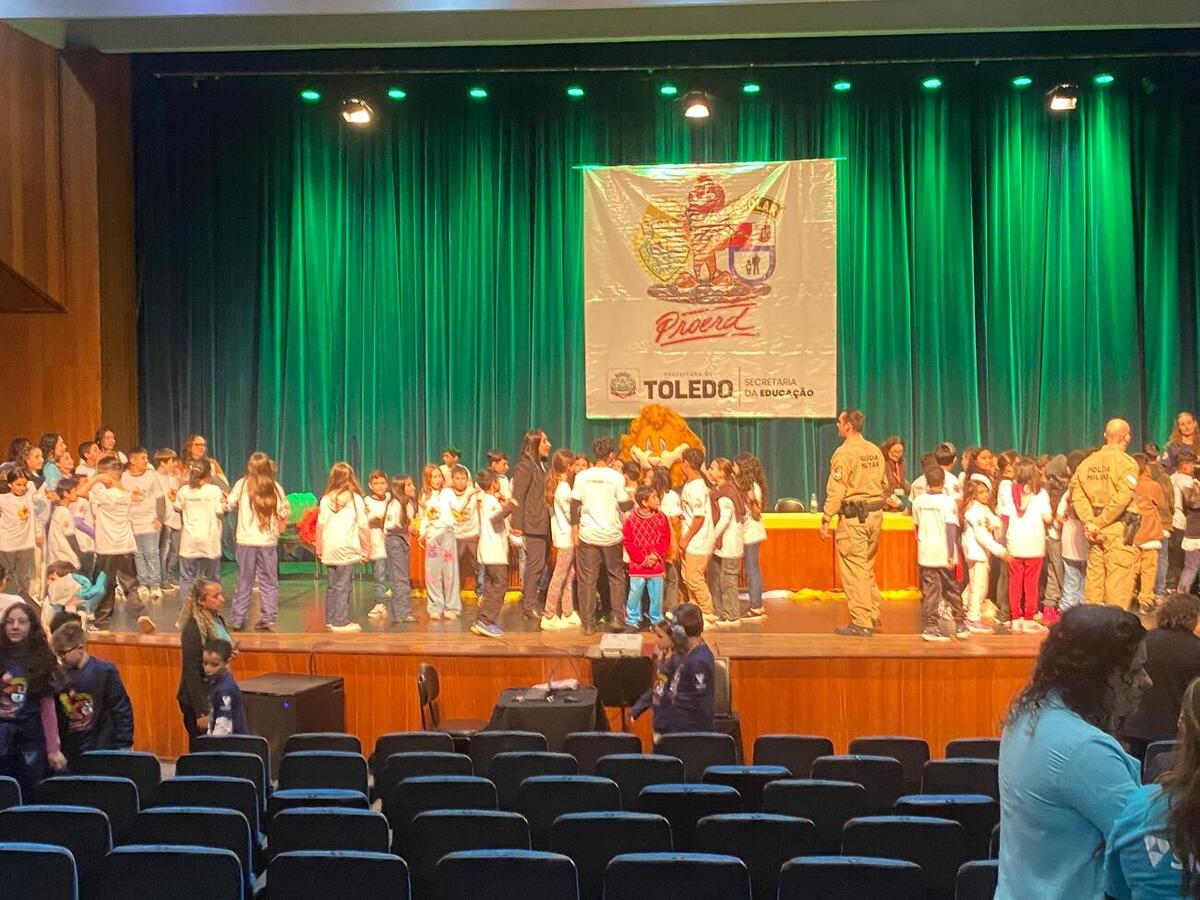 Nesta terça-feira (19) cerca de 813 crianças de 13 escolas, públicas e privadas, de Toledo celebraram a formatura do Programa Educacional de Resistência às Drogas e à Violência (Proerd) no Teatro Municipal