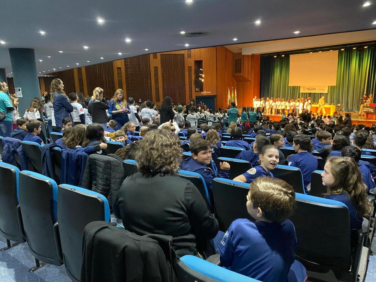 Nesta terça-feira (19) cerca de 813 crianças de 13 escolas, públicas e privadas, de Toledo celebraram a formatura do Programa Educacional de Resistência às Drogas e à Violência (Proerd) no Teatro Municipal