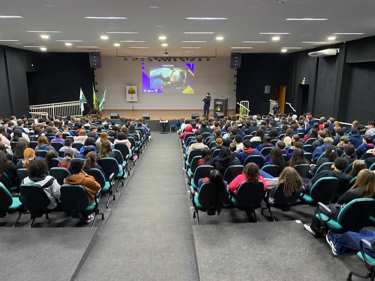 Cerca de 250 jovens do Colégio Estadual Presidente Castelo Branco (Premen) receberam orientações sobre normas municipais e cuidados no trânsito