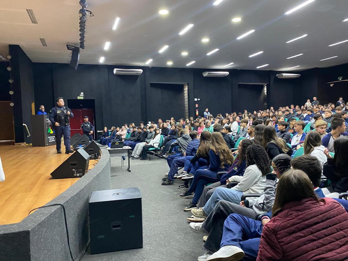 Cerca de 250 jovens do Colégio Estadual Presidente Castelo Branco (Premen) receberam orientações sobre normas municipais e cuidados no trânsito