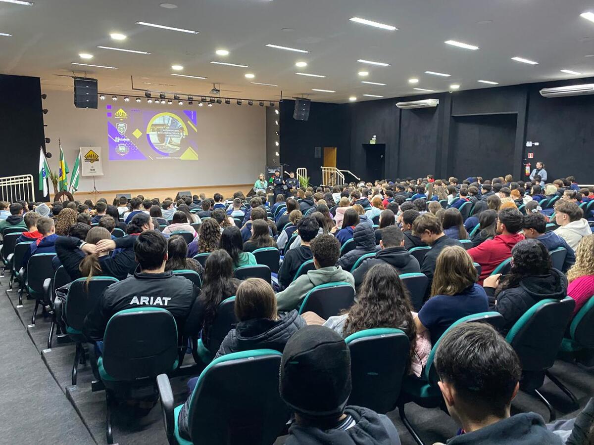 Cerca de 250 jovens do Colégio Estadual Presidente Castelo Branco (Premen) receberam orientações sobre normas municipais e cuidados no trânsito
