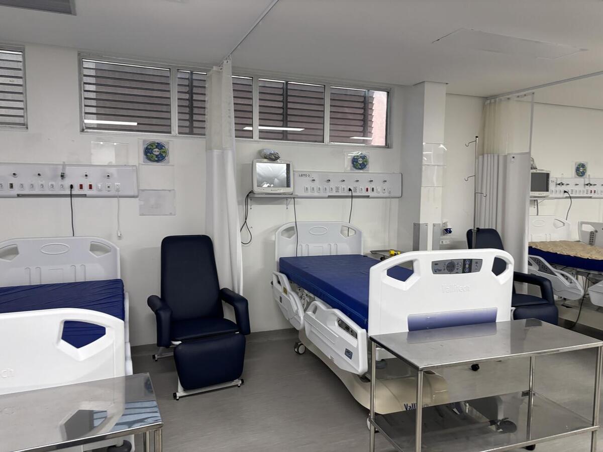 Primeira transferência ocorreu nesta quinta-feira (14); serviços clínicos já começaram e estrutura cirúrgica deve ser ampliada nas próximas semanas
