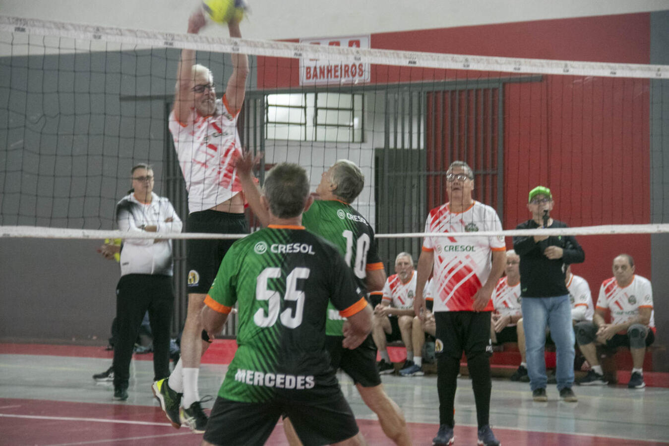 Em partidas realizadas na tarde desta segunda-feira (18), no câmpus II da Unipar, anfitriões levaram a melhor tanto no naipe feminino quanto no masculino