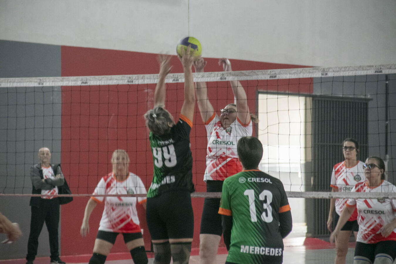 Em partidas realizadas na tarde desta segunda-feira (18), no câmpus II da Unipar, anfitriões levaram a melhor tanto no naipe feminino quanto no masculino
