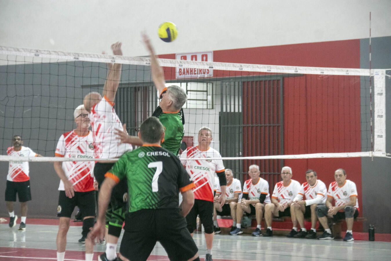 Em partidas realizadas na tarde desta segunda-feira (18), no câmpus II da Unipar, anfitriões levaram a melhor tanto no naipe feminino quanto no masculino
