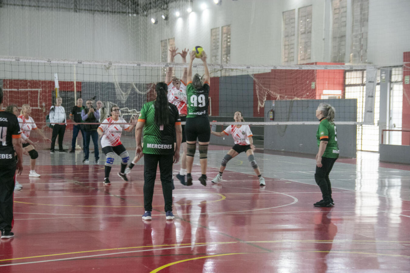 Em partidas realizadas na tarde desta segunda-feira (18), no câmpus II da Unipar, anfitriões levaram a melhor tanto no naipe feminino quanto no masculino