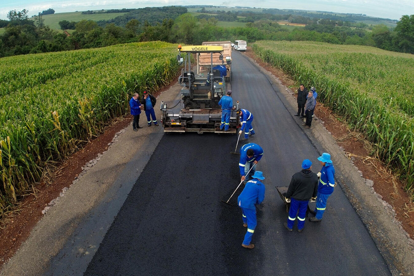 Comunidades de várias regiões estão sendo contempladas com 16,4 quilômetros de pavimentação e 8,4 de restauração de vias estratégicas para o município