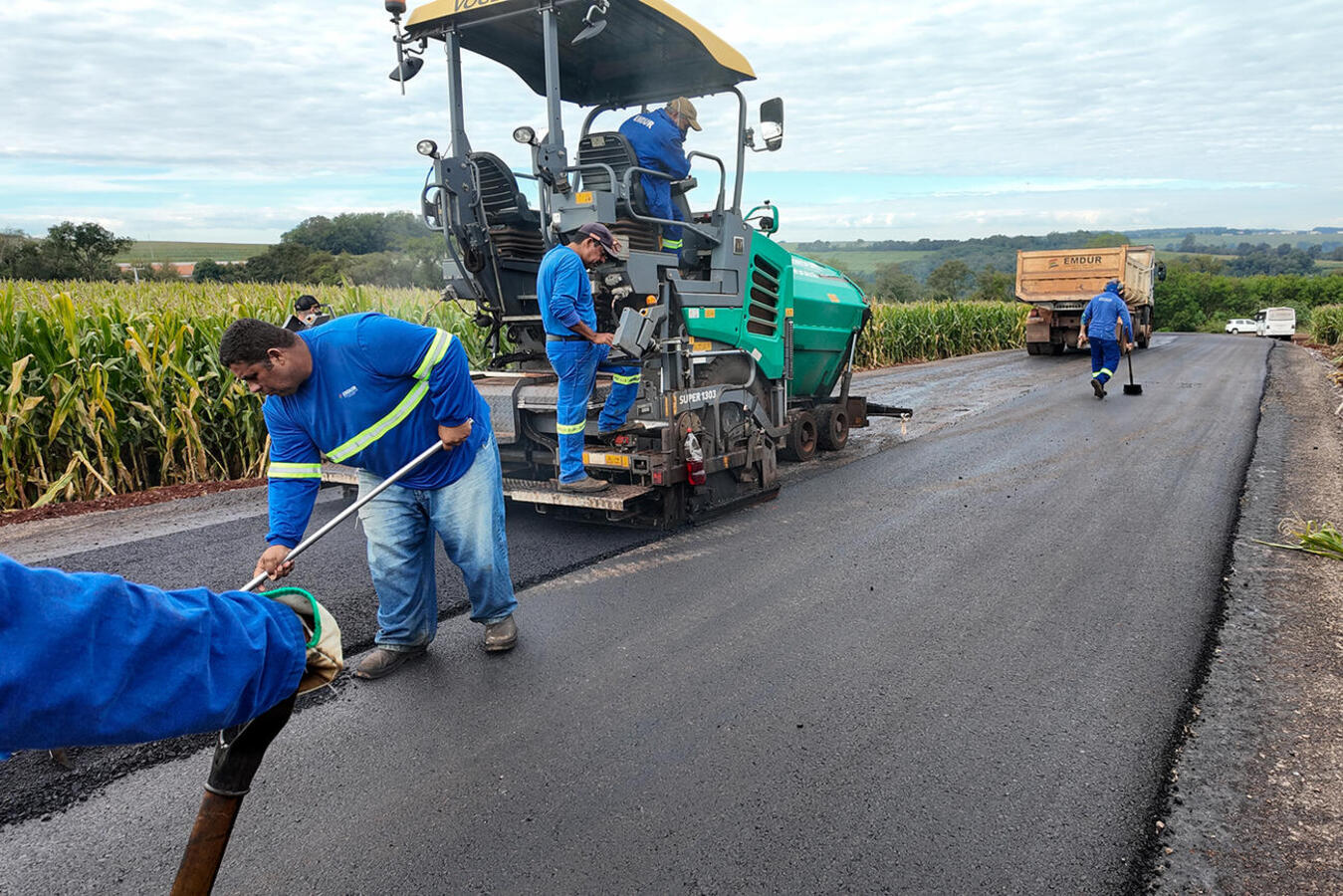 Comunidades de várias regiões estão sendo contempladas com 16,4 quilômetros de pavimentação e 8,4 de restauração de vias estratégicas para o município