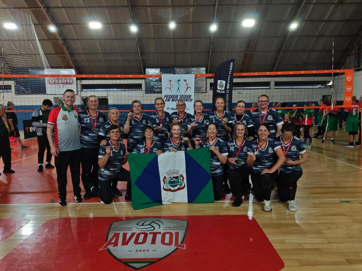 Competição de vôlei câmbio reuniu participantes 60+ no Ginásio de Esportes Hugo Zeni