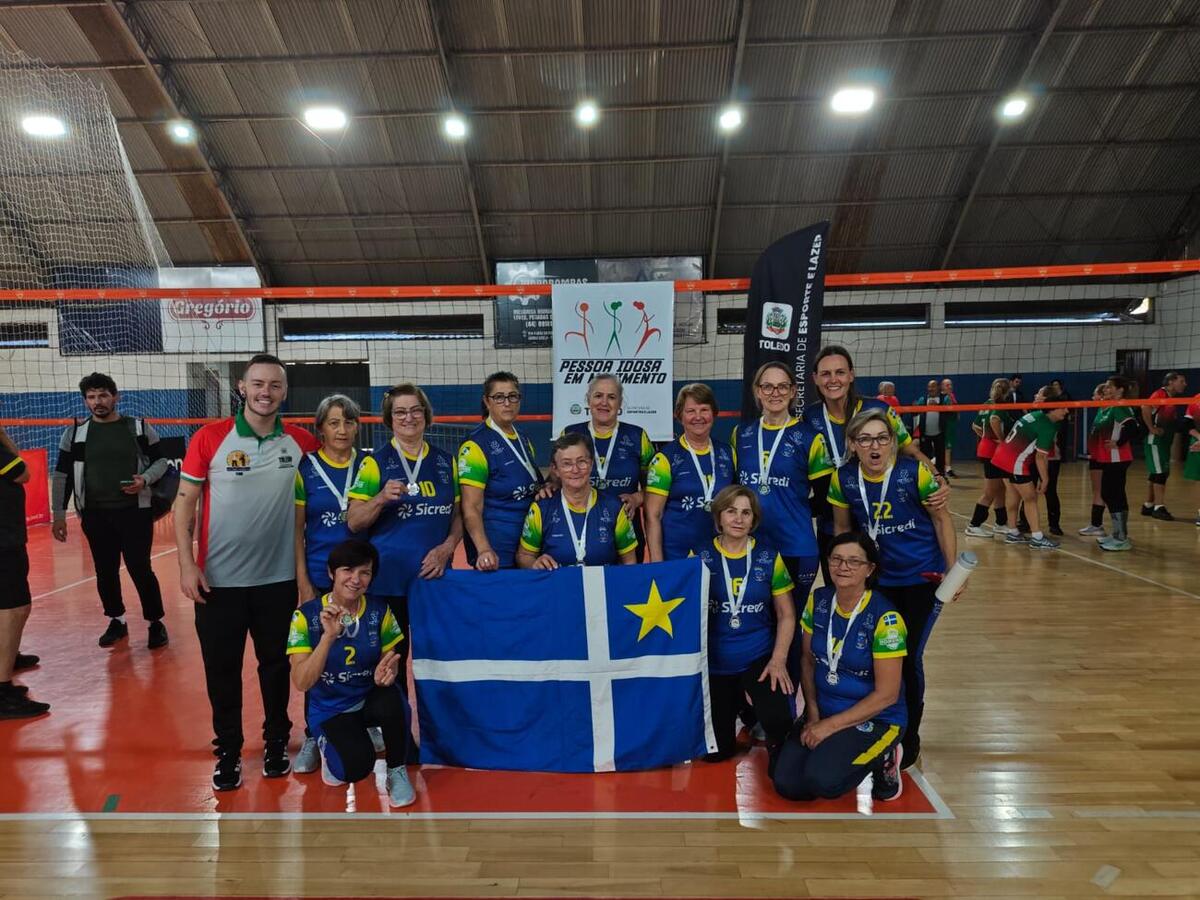 Competição de vôlei câmbio reuniu participantes 60+ no Ginásio de Esportes Hugo Zeni