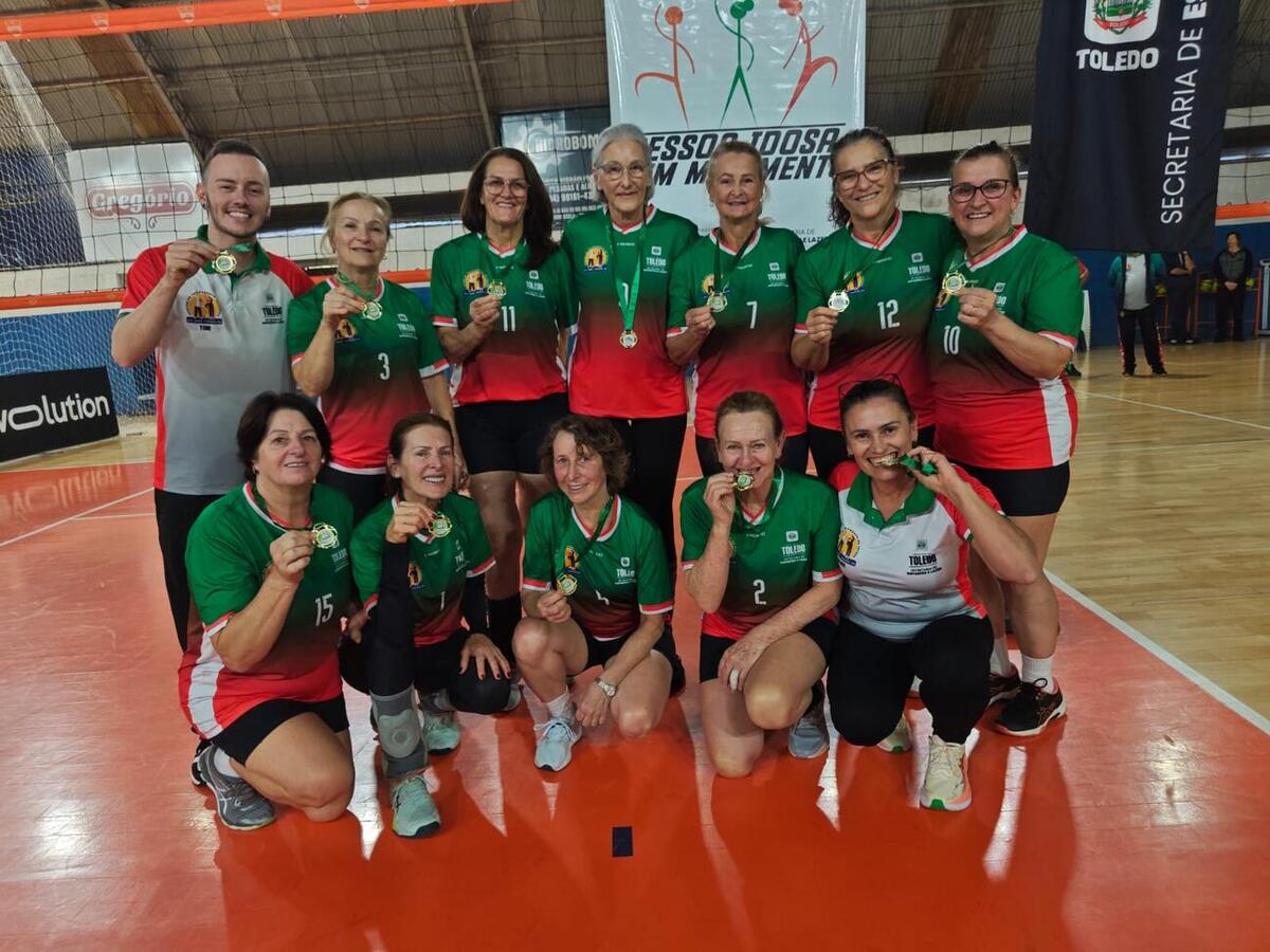Competição de vôlei câmbio reuniu participantes 60+ no Ginásio de Esportes Hugo Zeni